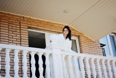 Bir arka plan mavi gökyüzünde balkonda gelin