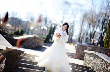 Gelin düğün buketi tutuyor.