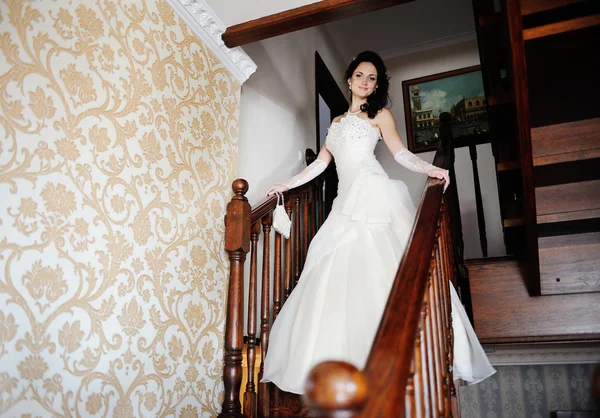 A menyasszony séta le a lépcsőn — Stock Fotó