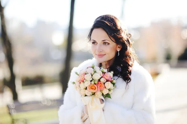 Noiva segurando buquê de casamento — Fotografia de Stock