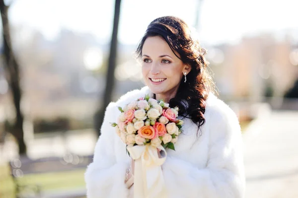 Noiva segurando buquê de casamento — Fotografia de Stock