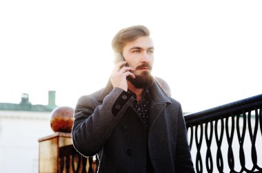 şık adam cep telefonuyla konuşan sakallı