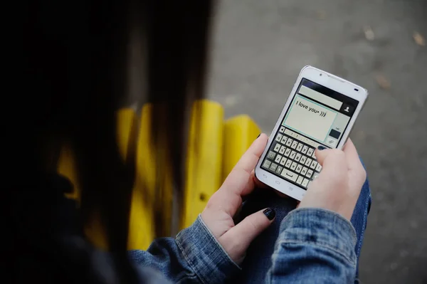 Mädchen wählt SMS-Nachricht auf Handy — Stockfoto