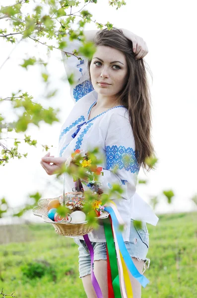 Slawisches Mädchen im ukrainischen Hemd mit Osterkörben in der Hand — Stockfoto