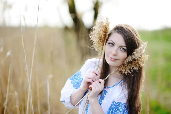 Slawisches Mädchen im ukrainischen Hemd mit Ähren — Stockfoto