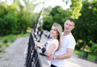 adam arka plan yeşil ağaçlar (fotoğraf üzerinde kız kucaklayan