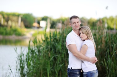 adam arka plan yeşil ağaçlar üzerinde kız kucaklayan