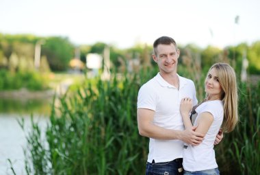 adam arka plan yeşil ağaçlar üzerinde kız kucaklayan