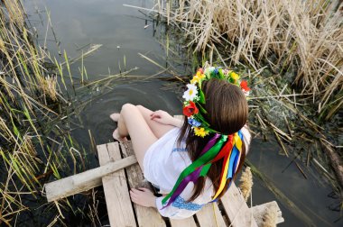 çiçek çelenk kafasında köprü ve biz oturan kız