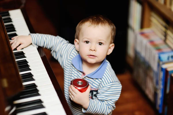 Baby boy playing the piano — Stock Photo, Image