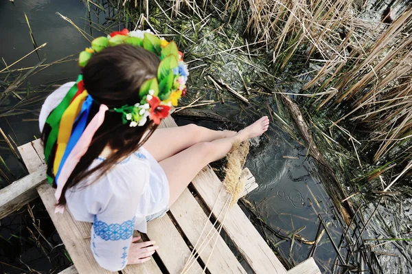 Fille mouille pieds dans la rivière. fille assise sur le pont dans le U — Photo