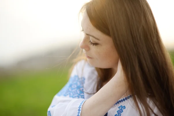 Chica ucraniana en camisa tocándose el pelo al atardecer — Foto de Stock