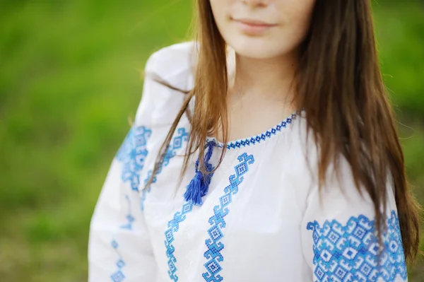 Mädchen in ukrainischen Nationalornament gekleidet — Stockfoto