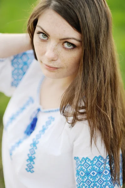 Chica con pecas en su cara en una camisa ucraniana — Foto de Stock