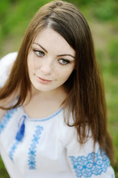 Chica con pecas en su cara en una camisa ucraniana — Foto de Stock