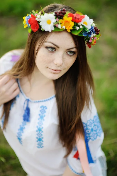 Menina com sardas no rosto em uma camisa ucraniana e floral b — Fotografia de Stock