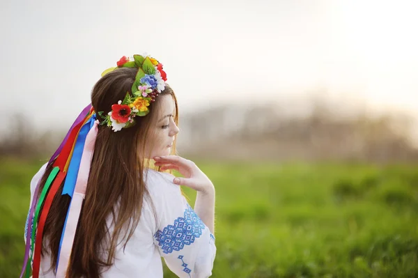 Ukrainienne fille dans une chemise et une couronne de fleurs et de rubans sur — Photo