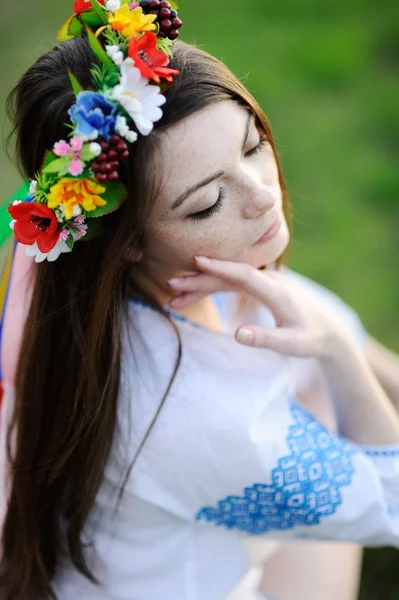 Fille avec des taches de rousseur sur son visage dans une chemise ukrainienne et floral b — Photo