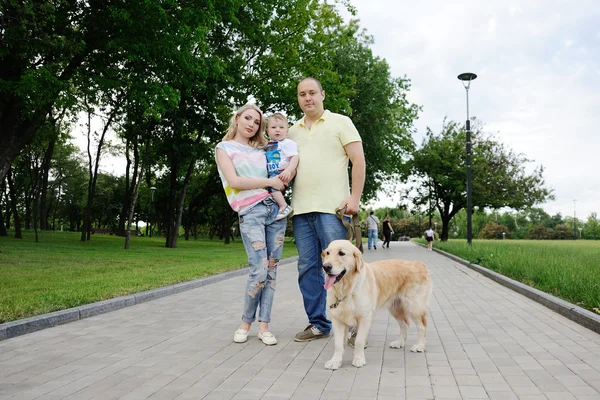 Familia con un perro recuperador — Foto de Stock