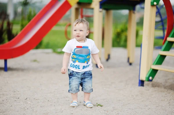 Junge im Hintergrund des Spielplatzes — Stockfoto