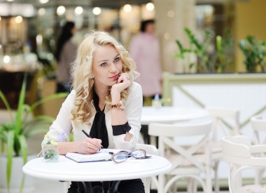 güzel bir kız bir defterde yazılı