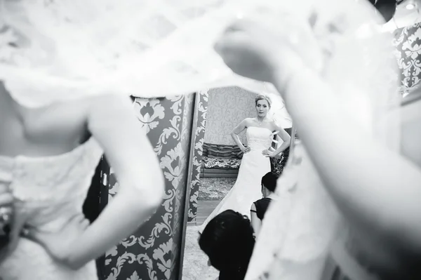 Brudtärna korsett skosnören på ett bröllopsklänning — Stockfoto