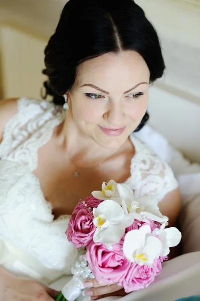 Noiva bonita com um buquê de casamento de orquídeas — Fotografia de Stock