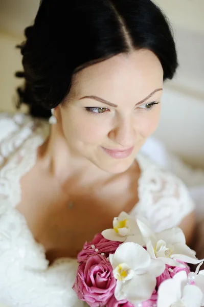 Όμορφη νύφη με μια γαμήλια ανθοδέσμη από ορχιδέες — Φωτογραφία Αρχείου