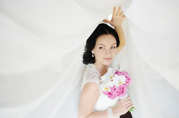 Gyönyörű menyasszony és egy esküvői csokor orchidea — Stock Fotó