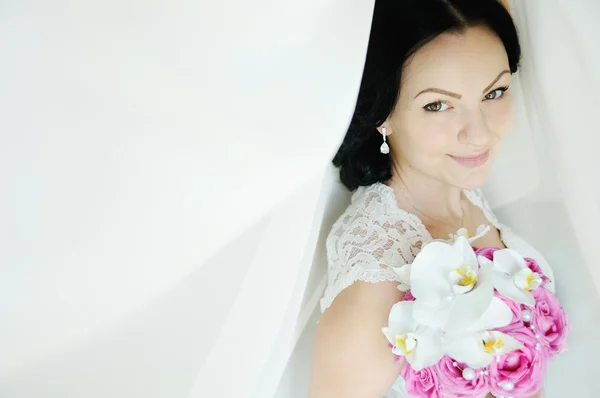 Gyönyörű menyasszony és egy esküvői csokor orchidea — Stock Fotó