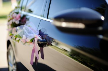 Düğün araba kapılarda düğün süslemeleri