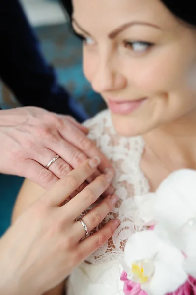 Pengantin pria dan wanita menunjukkan cincin pernikahan yang terbuat dari emas putih . — Stok Foto