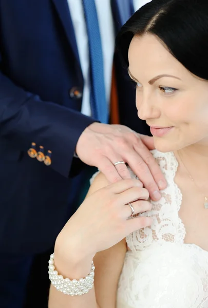 Pengantin pria dan wanita menunjukkan cincin pernikahan yang terbuat dari emas putih. Pengantin pria — Stok Foto