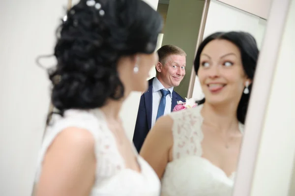 A menyasszony és a vőlegény előtt a tükör grimasz — Stock Fotó