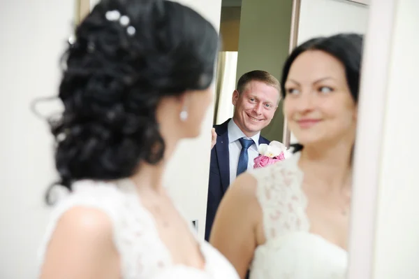 The bride and groom are reflected in a mirror — Stock Photo, Image