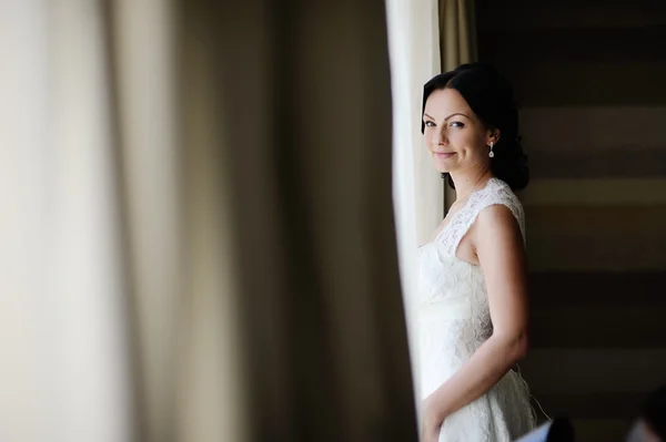 美しい花嫁の窓に立っています。 — ストック写真
