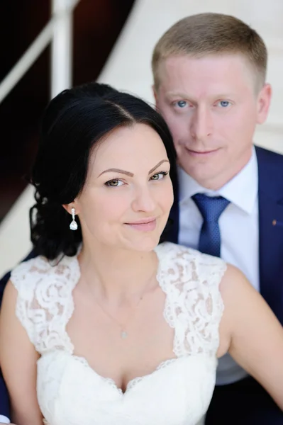 Bruid en bruidegom zittend op de trap — Stockfoto