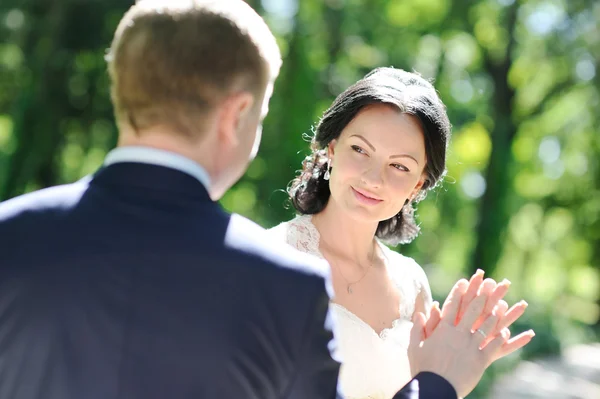Pengantin pria dan wanita. Pengantin wanita dengan kelembutan melihat pengantin pria — Stok Foto