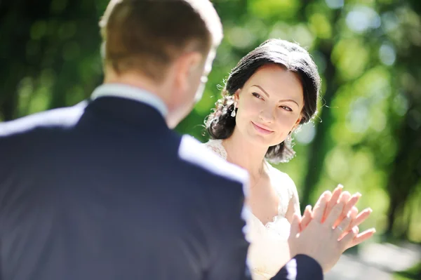 Bruid en bruidegom. Bruid met tederheid kijkt naar de bruidegom — Stockfoto