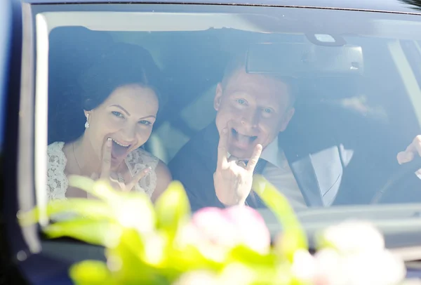 The bride and groom grimace — Stock Photo, Image