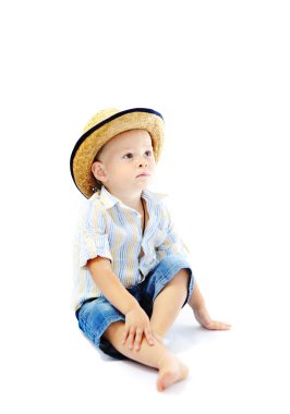 Beyaz bir arka plan üzerinde hasır şapkalı erkek bebek