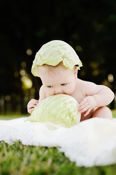 Babymädchen nagt an Kohl — Stockfoto