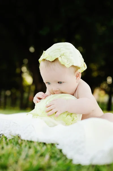 Girl gnaws cabbage — Stock Photo, Image