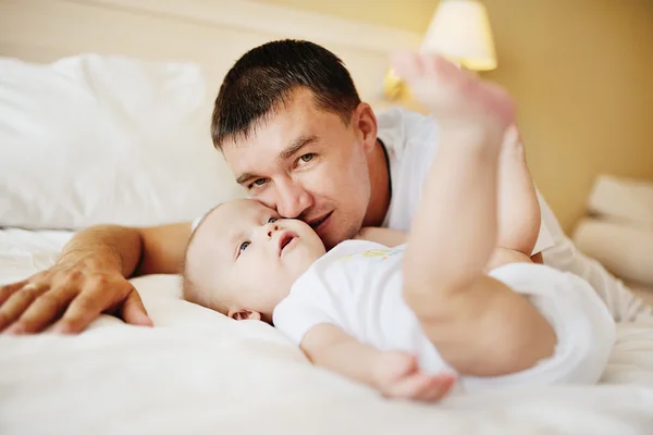 Baba bebek oğlu öpüşme — Stok fotoğraf