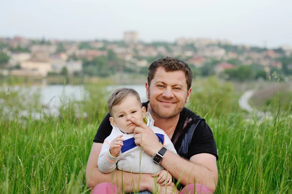 Papá con su hijo en el fondo de la ciudad — Foto de Stock