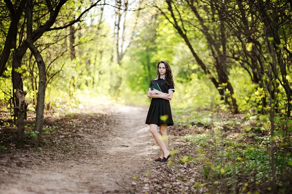 Hermosa colegiala con un libro en manos — Foto de Stock