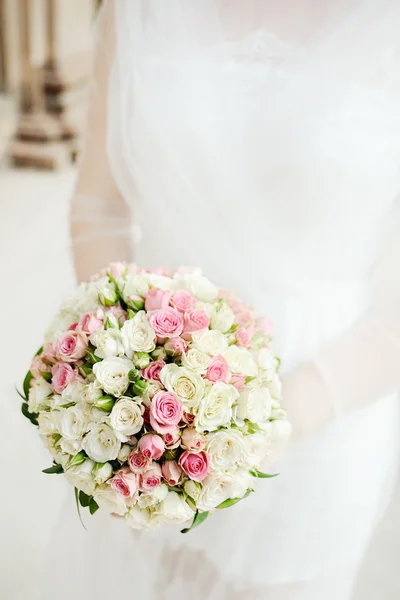 Ramo de boda de rosas en las manos de la novia — Foto de Stock