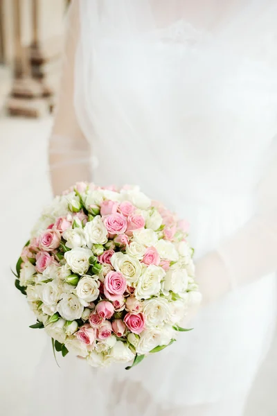 Bruiloft boeket rozen in handen van de bruid — Stockfoto