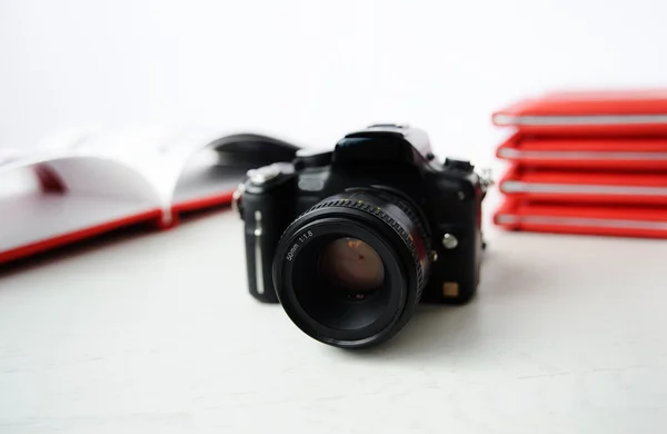 La cámara en el fondo de los libros de fotos. foto de graduación . — Foto de Stock