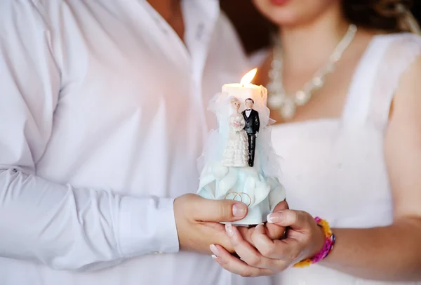 Vela en las manos de los recién casados . —  Fotos de Stock